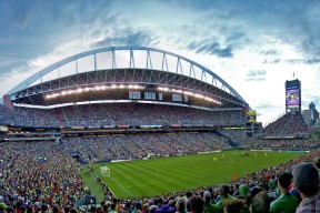 爱游戏-保罗赛点兑现，新疆男篮淘汰川崎前锋晋级四强，主帅激动落泪