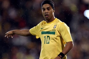 爱游戏APP-欧联杯常规赛爆出冷门！罗马险胜曼城，争冠形势突变